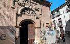 Fachada de la antigua iglesia de San Nicolás, con su tímpano del siglo XII también restaurado.