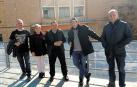Desde la izda., Jesús San Félix, Carmen Zaborras, Santiago Erro, Luis Urra y Julio Ruiz, miembros de la asociación vecinal con el frontón Lizarra detrás, del cual esperan solución.