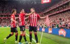 El delantero del Athletic Club de Bilbao Gorka Guruzeta (d) celebra marcar el primer gol del equipo bilbaíno, durante el partido de Liga ante el Alavés