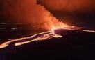 La erupción comenzó el sábado por la noche en el cráter de Sundhnjúkagígar, al norte de la evacuada ciudad de Grindavík, y rápidamente se formó una fisura de 2,9 kilómetros de longitud