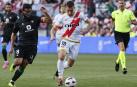 Jorge de Frutos pelea por un balón contra Nabil Fekir