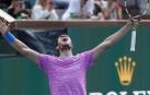 Carlos Alcaraz celebra el tanto de la victoria en Indian Wells