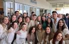Claudia Solano, a la izquierda de la reina Letizia y junto a sus compañeros del programa 'Generación Arte'