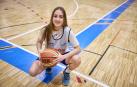 La jugadora del Osés Construcción Ardoi, Anna Prim, posa en el Polideportivo de Zizur