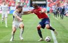 Dani Carvajal intenta tapar a Ante Budimir el pasado sábado en El Sadar