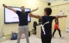 El fisioterapeuta Roberto Martínez practica un ejercicio con un alumno de 4º de Primaria del CP Ermitagaña de Pamplona.