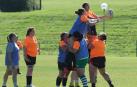 Entrenamiento de rugby en el polideportivo de la UPNA