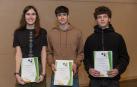 Ganadores de la fase regional de la Olimpiada de Geografía celebrada en la Universidad de Navarra. De izquierda a derecha, Leire Pérez (tercer puesto), Jorge Indurain (primer puesto) y Nicolás Campanero (segundo puesto)