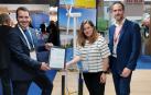 UL Solutions hace entrega de la certificación de componente a la familia de torres Nabraflit 3.0. Recoge, Eneko Sanz, director general de Nabrawind