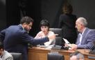 Ramón Alzórriz (PSN) señala con el dedo a Adolfo Araiz (EH Bildu), sentado en su escaño, ante la presencia de Laura Aznal (EH Bildu)