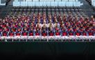 Más de un centenar de pelotaris de la selección navarra, técnicos y jueces se dieron ayer cita en el Navarra Arena para la foto oficial de la temporada.
