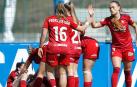 Las rojillas celebran el golazo de Maite Valero, tapada por sus compañeras, cuando quedaban segundos para el minuto 90