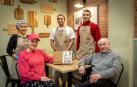 Irina y Raúl, sentados, junto al equipo del restaurante de La Tablita, en la calle Esquíroz