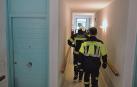 omberos y policías municipales acudieron ayer al edificio de apartamentos tutelados