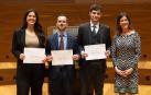 Ganadores de la VII Liga de Debate Universitario. De izda. a dcha., Amaya Tanco, Rodrigo Arvizu y Nicolás de Augusto, junto a la profesora de la UPNA Miren Sarasibar, integrante del jurado