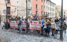 Instante de la concentración de vecinos de la avenida Narangel y paseo de los Poetas que se celebró ante la Casa Consistorial antes del inicio del pleno