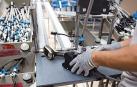 Un operario trabaja en el montaje y revisión de una pieza en la industria
