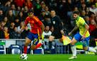 El delantero de la selección española Lamine Yamal (i) disputa un balón frente a Lucas Beraldo, defensa de la selección brasileña