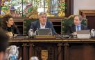El alcalde de Pamplona, Joseba Asiron (EH Bildu), junto a la concejala de Hacienda, Garbiñe Bueno, y el secretario del consistorio