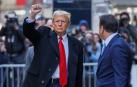El expresidente de Estados Unidos Donald Trump levanta el puño tras salir de un tribunal de apelaciones de Nueva York que autorizó al magnate a pagar una fianza menor de la establecida en un principio en un caso de fraude civil