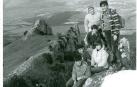 Los adultos José Luis Orduna y Joaquín Santisteban, junto a otros jóvenes montañeros en una salida de los principios de Boscos a Montejurra a finales de 1974