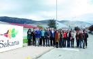 El vicepresidente Félix Taberna y la consejera Carmen Maeztu, junto a responsables del proyecto Teknoadineko Landalab, desarrollado por Zakan Sozial, y técnicos y autoridades locales