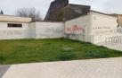Las pintadas realizadas en los locales de la parroquia de Santiago