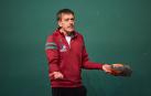 Jokin Etxaniz, director deportivo de Aspe, da instrucciones en un entrenamiento.