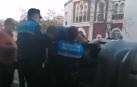 Vídeo de la policía sacando a una persona de un contenedor de basura en Estella