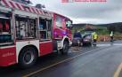 Imagen de un camión de bomberos junto al vehículo que se ha salido de la vía en Tafalla