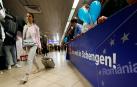 Pasajeros llegando al aeropuerto de Bucarest