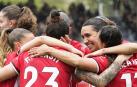 Las jugadoras del Athletic Club celebran a la navarra Patri Zugasti (23) tras uno de lso goles anotados contra el Levante Las Planas.