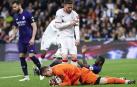 Iker Muniain presiona a Lunin que atrapa el esférico durante el encuentro en el Santiago Bernabéu./