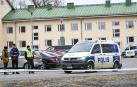Agentes de la policía finlandesa en el lugar de un tiroteo en una escuela en Vantaa