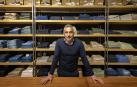 César Valcarlos, tras el mostrador de Cuadrado Pamplona, la tienda de moda hombre de la calle Estella
