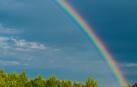 Arcoíris en el cielo tras una tormenta