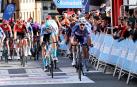 Esprint en la meta de Alsasua en la tercera etapa de la Vuelta al País Vasco 2023./