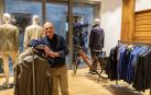 Alfonso Artazcoz, junto al escaparate de su tienda en la calle Mayor número 5