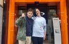 El pamplonés Gonzalo Bañón de Hoyos, con una de las empleadas de Orange que lleva la camiseta con su dibujo ganador.