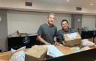 Roberth y Teresa Chacón muestran un cajón de paquetes sorpresa en Fico Store