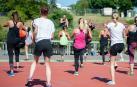 Un grupo de personas en un ejercicio de Zumba