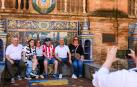 Aficionados del Athletic Club de Bilbao se hacen una fotografía en el azulejo de Vizcaya de la Plaza de España de Sevilla