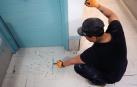 Uno de los albañiles muestran las moscas en el rellano del apartamento