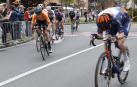 Mauro Schmid (d), del Jayco, y Enekoitz Azparren (i), del Euskaltel, lideran el pelotón en la quinta etapa de la Vuelta al País Vasco