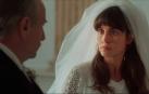 María (Megan Montaner) y Ramón Cervantes (Juanjo Puigcorbé) se casan por poderes en un matrimonio de conveniencia en la serie 'Entre tierras' (Netflix).