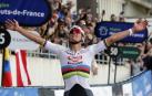 Van der Poel celebra su victoria al cruzar la meta de la París Roubaix