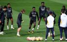 Los jugadores del Real Madrid en un rondo durante el entrenamiento previo al choque contra el City en la ida de cuartos de la Liga de Campeones./
