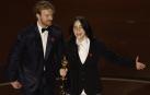 Billie Eilish y su hermano, Finneas O'Connell, al recoger el Oscar por el tema ''What Was I Made For?'