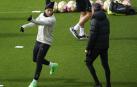 Mbappé conversa con Luis Enrique en el entrenamiento de este martes, 9 de abril.
