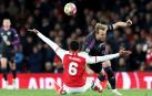 Harry Kane trata de marcharse de Gabriel durante el partido./